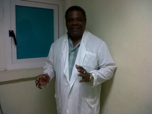 El ginecobstetra Ángel Ramos Casamayor lideró el equipo médico que trajo al mundo a la bebé.